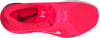 Ein pinker Nike Laufschuh mit schwarzem Logo und weißen Schnürsenkeln.