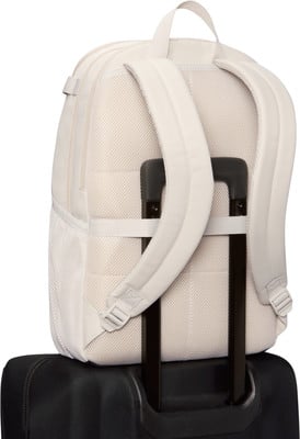 Ein beiger Rucksack mit Gurten zur Befestigung am Koffergriff. Ein beiger Rucksack mit Gurten zur Befestigung am Koffergriff.