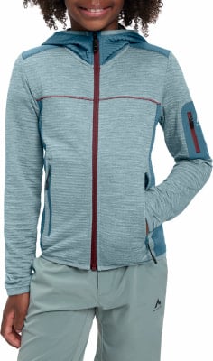 Mädchen in blauer Kapuzenjacke mit rotem Reißverschluss und grauer Hose. Mädchen in blauer Kapuzenjacke mit rotem Reißverschluss und grauer Hose.