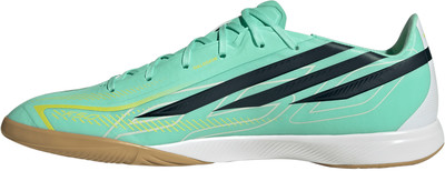 Grün-türkiser Sportschuh mit schwarzen Streifen und gelben Akzenten. Grün-türkiser Sportschuh mit schwarzen Streifen und gelben Akzenten.