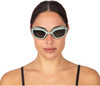 Frau mit Schwimmbrille auf weißem Hintergrund.