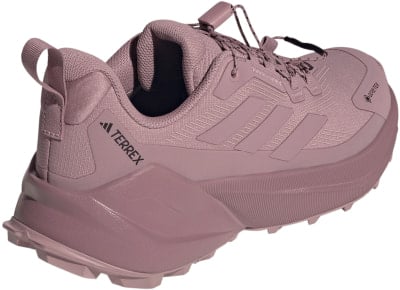 Rosa Adidas Terrex Wanderschuhe mit Gore-Tex Membran für Outdoor-Aktivitäten. Rosa Adidas Terrex Wanderschuhe mit Gore-Tex Membran für Outdoor-Aktivitäten.