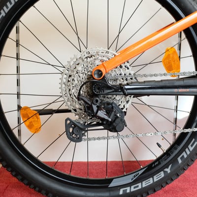 Nahaufnahme des Hinterrads eines Mountainbikes mit Schaltwerk und Kassette. Nahaufnahme des Hinterrads eines Mountainbikes mit Schaltwerk und Kassette.