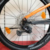 Nahaufnahme des Hinterrads eines Mountainbikes mit Schaltwerk und Kassette.