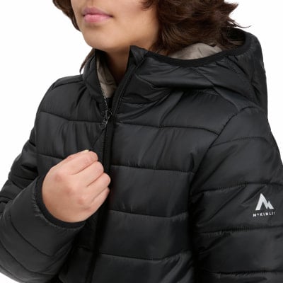 Detail einer schwarzen Kinder-Daunenjacke mit Kapuze und McKinley-Logo am Ärmel. Detail einer schwarzen Kinder-Daunenjacke mit Kapuze und McKinley-Logo am Ärmel.
