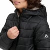 Detail einer schwarzen Kinder-Daunenjacke mit Kapuze und McKinley-Logo am Ärmel.