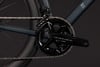 Detail einer Dura-Ace Fahrradkurbel mit Kette und Rahmenteil.