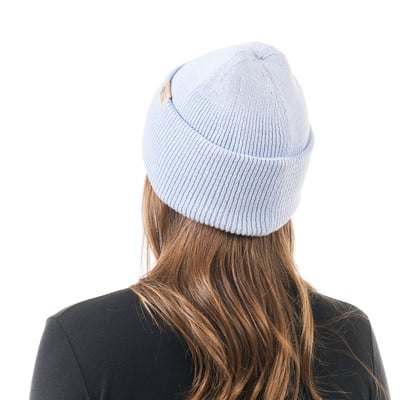 Ein Mädchen mit braunen Haaren trägt eine hellblaue Strickmütze. Ein Mädchen mit braunen Haaren trägt eine hellblaue Strickmütze.