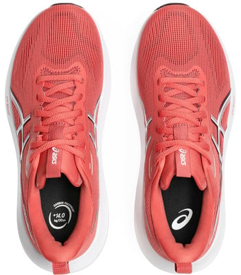 Rózsaszín Asics futócipők fehér talppal és márkajelzéssel.