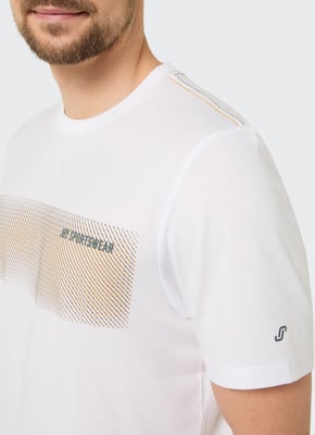 Weißes T-Shirt mit Grafikdruck und Markenlogo auf dem Ärmel. Weißes T-Shirt mit Grafikdruck und Markenlogo auf dem Ärmel.