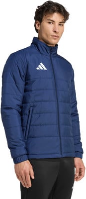 Ein Mann in einer dunkelblauen gesteppten Jacke mit Adidas-Logo und schwarzer Jogginghose. Ein Mann in einer dunkelblauen gesteppten Jacke mit Adidas-Logo und schwarzer Jogginghose.