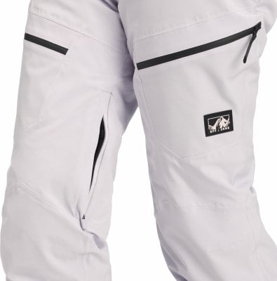 Detail einer Skihose mit schwarzen Reißverschlüssen und Markenlogo. Detail einer Skihose mit schwarzen Reißverschlüssen und Markenlogo.