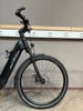 Schwarzes KTM E-Bike mit Federgabel und Scheibenbremsen.