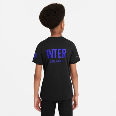 Junge in schwarzem T-Shirt mit Inter Mailand-Logo auf dem Rücken. Junge in schwarzem T-Shirt mit Inter Mailand-Logo auf dem Rücken.