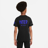 Junge in schwarzem T-Shirt mit Inter Mailand-Logo auf dem Rücken.