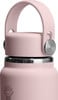 Nahaufnahme des Verschlusses und Griffs einer rosa Flasche mit Logo.