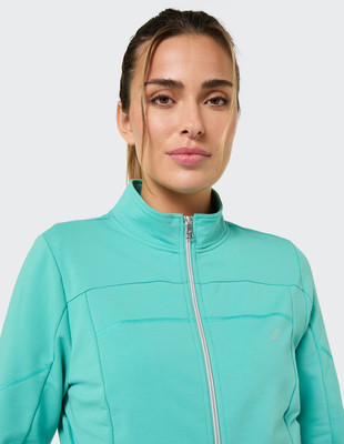 Porträt einer Frau in einer türkisfarbenen Jacke mit Reißverschluss und Stehkragen. Porträt einer Frau in einer türkisfarbenen Jacke mit Reißverschluss und Stehkragen.