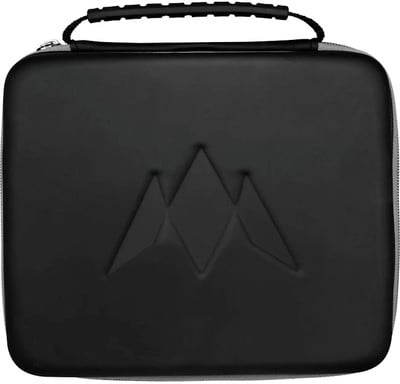Schwarze Tasche mit Bergrelief und Griff oben. Schwarze Tasche mit Bergrelief und Griff oben.