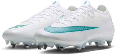 Weiße Nike Fußballschuhe mit türkisfarbenen Akzenten. Weiße Nike Fußballschuhe mit türkisfarbenen Akzenten.