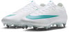 Weiße Nike Fußballschuhe mit türkisfarbenen Akzenten.