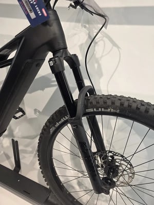 Schwarzes E-Mountainbike mit Federung und Scheibenbremsen. Schwarzes E-Mountainbike mit Federung und Scheibenbremsen.
