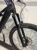Schwarzes E-Mountainbike mit Federung und Scheibenbremsen.
