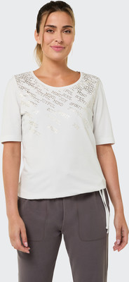 Frau in weißem T-Shirt mit Wortdruck und grauer Jogginghose. Frau in weißem T-Shirt mit Wortdruck und grauer Jogginghose.