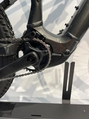 Detail des Antriebs eines E-Mountainbikes mit Kette und Kurbeln. Detail des Antriebs eines E-Mountainbikes mit Kette und Kurbeln.