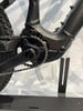 Detail des Antriebs eines E-Mountainbikes mit Kette und Kurbeln.