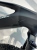 Auf dem schwarzen Fahrradrahmen sind Kratzer und Schrammen sichtbar.