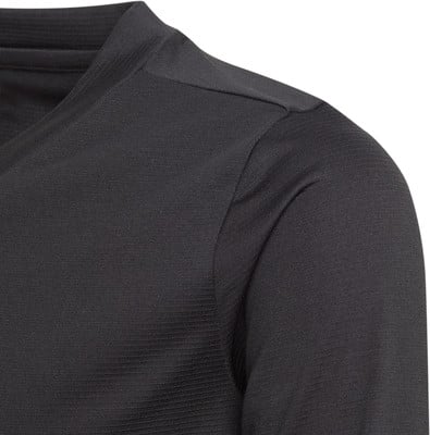 Detail des Kragens und der Schulter eines schwarzen T-Shirts mit feinem Muster. Detail des Kragens und der Schulter eines schwarzen T-Shirts mit feinem Muster.