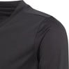 Detail des Kragens und der Schulter eines schwarzen T-Shirts mit feinem Muster.