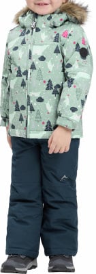 Mädchen in einer Winterjacke mit Baum- und Bärchenmuster und dunkler Hose.