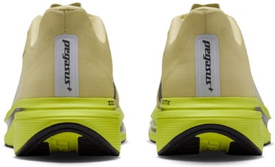 Sárga Nike Pegasus futócipők párja hátulról, fényvisszaverő részletekkel.