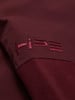 Logo-Detail auf dunkelweinrotem Stoff mit Textur und Falten.