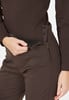 Detail einer braunen Damenhose mit Schlitz und Druckknöpfen an der Seite.