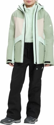 Mädchen in einer Skijacke und Hose mit hohem Bund und Logo am Bein. Mädchen in einer Skijacke und Hose mit hohem Bund und Logo am Bein.