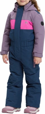 Mädchen im Winteroverall mit pinkem Streifen und Logo, blaue Hose. Mädchen im Winteroverall mit pinkem Streifen und Logo, blaue Hose.