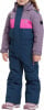 Mädchen im Winteroverall mit pinkem Streifen und Logo, blaue Hose.