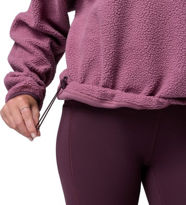 Detail eines rosafarbenen Fleece-Pullover für Damen mit verstellbarem Kordelzug am Bund.
