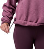 Detail eines rosafarbenen Fleece-Pullover für Damen mit verstellbarem Kordelzug am Bund.