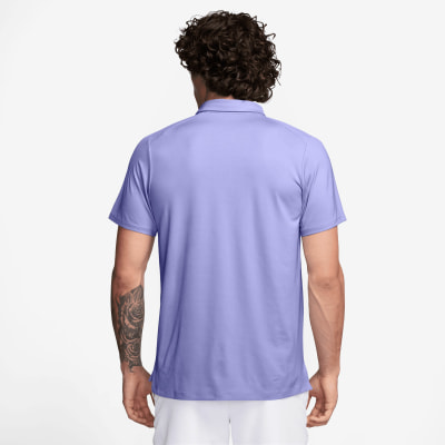 Rückansicht eines Mannes in einem lavendelfarbenen Poloshirt und weißen Shorts.