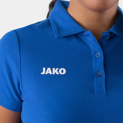 Blaues Poloshirt mit weißem JAKO-Logo auf der Brust. Blaues Poloshirt mit weißem JAKO-Logo auf der Brust.