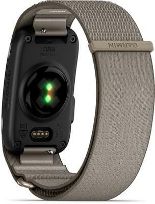 Rückseite einer Garmin Smartwatch mit Stoffarmband und Herzfrequenzsensor. Rückseite einer Garmin Smartwatch mit Stoffarmband und Herzfrequenzsensor.