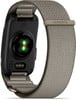 Rückseite einer Garmin Smartwatch mit Stoffarmband und Herzfrequenzsensor.