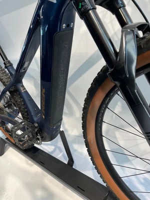 Detail eines Elektro-Mountainbikes von Trek mit Dämpfer und Akku.