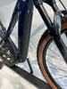 Detail eines Elektro-Mountainbikes von Trek mit Dämpfer und Akku.