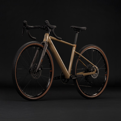 Ein braunes Gravelbike mit schwarzem Lenker und Sattel vor schwarzem Hintergrund. Ein braunes Gravelbike mit schwarzem Lenker und Sattel vor schwarzem Hintergrund.