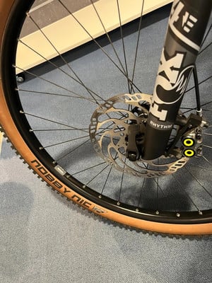 Detail eines Mountainbike-Vorderrads mit Scheibenbremse und Fox-Logo. Detail eines Mountainbike-Vorderrads mit Scheibenbremse und Fox-Logo.