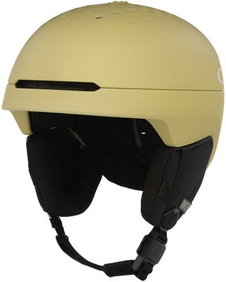 Ein gelber Skihelm mit schwarzen Ohrenschützern und verstellbarem Riemen.